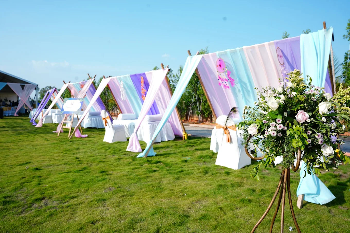 EXHIBITIONS & VISUAL MERCHANDISE